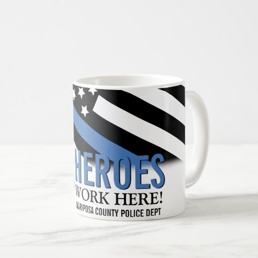 警察の英雄がここで青い線のアメリカ国旗を掲げる コーヒーマグカップ (正面右)