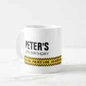 警察の黄色いテープの誕生日 コーヒーマグカップ (正面左)