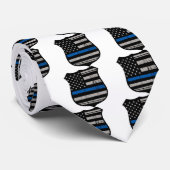 警察はブルーラインに記章を付けます ネクタイ (ロール)