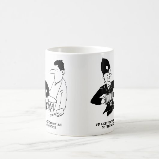 警察は男に同行を求めている コーヒーマグカップ (中央)