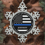 警察パーソナライズされた警賛美官Thin Blue Line スノーフレークピューターオーナメント<br><div class="desc">彼ら賛美は神の子と呼ばれるからだ。警察と法執行用の細いブルーラインオーナメント。この警察祈りの言葉オーナメントは、新たに卒業した警官への警察学校の卒業式の贈り物、または警察の退職の贈り物の法執行当事者の好意や警察のクリスマスオーナメントに最適である。これらの警察のオーナメントを注文する大規模な大規模な警察学校や警察部門のギフト、警察のクリスマスのストッキングのスタッファー。COPYRIGHT © 2020 Judy Burrows,  Black Dog Art - All Rights Reserved.警察パーソナライズされた警官賛美薄い青い線の雪の結晶ペーターのクリスマスオーナメント</div>