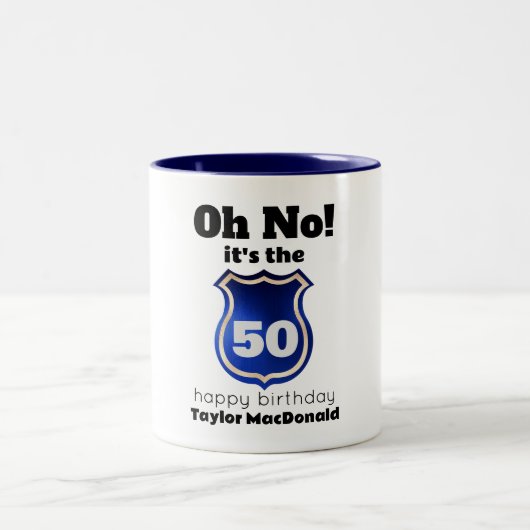 警察官おもしろいバッジ50誕生日 ツートーンマグカップ (中央)