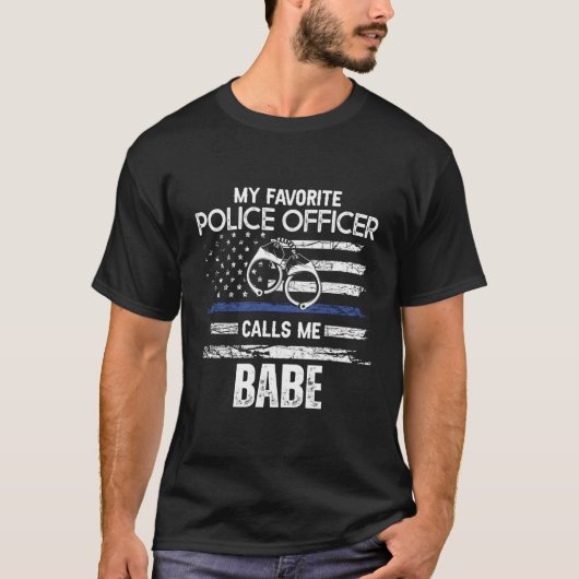 警察官お気に入りのが私を赤ん坊と呼ぶ Tシャツ (正面)