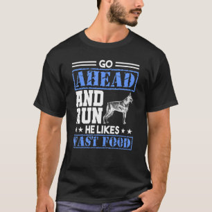 警察官のバッジが先に進み、彼走はFasが好きだ Tシャツ