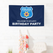 警察官の子供の誕生日パーティー 横断幕 (インサイチュ)