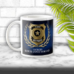 警察官の盾パーソナライズされた コーヒーマグカップ<br><div class="desc">金ゴールドローレルリースに包まれたバッジを備えた警察官のキープサックとパーソナライズ。誕生日、プロモーション、卒業または退職に最適。</div>