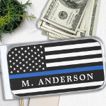 警察官パーソナライズされたの細いブルーライン シルバー マネークリップ<br><div class="desc">薄いブルーラインマネークリップ – 警察旗の色のアメリカのモダン旗、黒い青のデザイン。警察官名でパーソナライズ。警察パーソナライズされたのマネークリップは、警察官や警察、そしてそれらをサポートするすべての人に最適である。COPYRIGHT © 2020 Judy Burrows,  Black Dog Art - All Rights Reserved.警察官薄パーソナライズされたブルーラインシルバーフィニッシュマネークリップ</div>