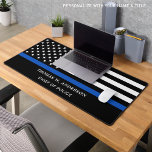 警察官パーソナライズされたの細いブルーライン デスクマット<br><div class="desc">薄いブルーライン警察デスクマット – 米国国旗の色、黒モダンと青のデザイン。警察官名でパーソナライズ。警察パーソナライズされたの机マットは警察署や法執行官に最適だ。COPYRIGHT © 2023 Judy Burrows,  Black Dog Art - All Rights Reserved.警察官パーソナライズされた薄青ラインデスクマット</div>