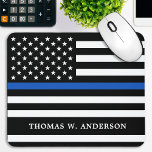 警察官パーソナライズされたの細いブルーライン マウスパッド<br><div class="desc">薄いブルーラインマウスパッド – 警察旗の色、黒と青のモダンデザインのアメリカ国旗。警察官名でパーソナライズ。この警パーソナライズされた官マウスパッドは警察署に最適だ。COPYRIGHT © 2020 Judy Burrows,  Black Dog Art - All Rights Reserved.警察官パーソナライズされたの細い青い線のマウスパッド</div>