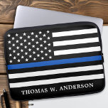 警察官パーソナライズされたの細いブルーライン ラップトップスリーブ<br><div class="desc">薄型ブルーラインノートパソコンスリーブ – 米国国旗の色、黒モダンと青のデザイン。警察官名でパーソナライズ。この警パーソナライズされた官ラップトップスリーブは警察署に最適だ。COPYRIGHT © 2020 Judy Burrows,  Black Dog Art - All Rights Reserved.警察官薄パーソナライズされたブルーラインラップトップスリーブ</div>
