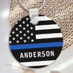 警察官パーソナライズされたモダンの細い青 キーホルダー<br><div class="desc">薄パーソナライズされたいブルーラインキーチェーン – 米国国旗の色、黒いブルーモダンデザイン。役員の名前または部門でパーソナライズ。警察パーソナライズされたのキーチェーンは警察署や記念碑に最適だ。COPYRIGHT © 2020 Judy Burrows,  Black Dog Art - All Rights Reserved.警察官パーソナライズされたシンモダンブルーラインキーチェーン</div>
