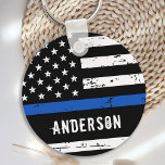 警察官名パーソナライズされたThin Blue Line キーホルダー<br><div class="desc">薄いパーソナライズされたブルーラインキーチェーン – 警察旗の色のアメリカの動揺してデザイン。役員の名前または部門でパーソナライズ。警察パーソナライズされたのキーチェーンは警察署や記念碑に最適だ。COPYRIGHT © 2020 Judy Burrows,  Black Dog Art - All Rights Reserved.警察官名パーソナライズされたThin Blue Lineキーチェーン</div>