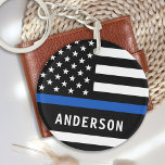 警察官名パーソナライズされたThin Blue Line キーホルダー<br><div class="desc">薄パーソナライズされたいブルーラインキーチェーン – 米国国旗の色、黒いブルーモダンデザイン。役員の名前または部門でパーソナライズ。警察パーソナライズされたのキーチェーンは警察署や記念碑に最適だ。COPYRIGHT © 2020 Judy Burrows,  Black Dog Art - All Rights Reserved.警察官名パーソナライズされたThin Blue Line Keychain</div>