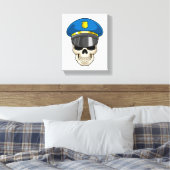警察帽を持つ警察官としてのスカル キャンバスプリント (インサイチュ (寝室))