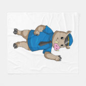 警察帽を被って警察官のように威張る フリースブランケット (正面(横))