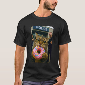 警察署でドーナツを食べる猫の自撮りが面白い Tシャツ