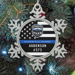 警察署カスタムのロゴブルー法執行部 スノーフレークピューターオーナメント<br><div class="desc">シンブルーライン警察部クリスマスオーナメント – 米国国旗の色、黒モダンと青のデザイン。部門のロカスタマイズゴを使用し、警察官の名前とバッジ番号でパーソナライズ。この法パーソナライズされた執行オーナメントは、警察署や法執行役員、ストッキングのスタッフや警察官へのクリスマスプレゼントに最適である。これらの警察のオーナメントを注文する大規模な大規模な警察学校や警察部門のギフト、警察のクリスマスのストッキングのスタッファー。COPYRIGHT © 2020 Judy Burrows,  Black Dog Art - All Rights Reserved.警察のロゴカスタムブルー法執行雪の結晶ペーターのクリスマスオーナメント</div>