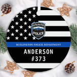 警察署カスタムのロゴブルー法執行部 メタルオーナメント<br><div class="desc">シンブルーライン警察部クリスマスオーナメント – 米国国旗の色、黒モダンと青のデザイン。部門のロカスタマイズゴを使用し、警察官の名前とバッジ番号でパーソナライズ。この法パーソナライズされた執行オーナメントは、警察署や法執行役員、ストッキングのスタッフや警察官へのクリスマスプレゼントに最適である。これらの警察のオーナメントを注文する大規模な大規模な警察学校や警察部門のギフト、警察のクリスマスのストッキングのスタッファー。COPYRIGHT © 2020 Judy Burrows,  Black Dog Art - All Rights Reserved.警察署カスタムのロゴブルー法執行金属オーナメント</div>