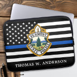 警察署カスタムロゴ法執行部 ラップトップスリーブ<br><div class="desc">シンブルーライン警察部ラップトップスリーブ – 警察旗色、黒と青のモダンデザインのアメリカ国旗。部カスタマイズ署のロゴと警察官名でパーソナライズ。このパーソナライズされた法執行ラップトップスリーブは警察署や法執行に最適である。COPYRIGHT © 2020 Judy Burrows,  Black Dog Art - All Rights Reserved.警察署カスタムロゴ法執行ラップトップスリーブ</div>