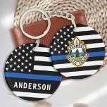 警察署カスタム名ロゴ法執行機関 キーホルダー<br><div class="desc">薄いブルーライン警察部キーチェーン – 警察旗の色、黒と青モダンのデザインのアメリカ国旗。部カスタマイズ署のロゴと警察官名でパーソナライズ。この法パーソナライズされた執行キーチェーンは、警察署や法執行役員、プロモーションアイディア、または警察官への贈り物に最適である。COPYRIGHT © 2020 Judy Burrows,  Black Dog Art - All Rights Reserved.警察署カスタム署ロゴ名法執行キーチェーン</div>