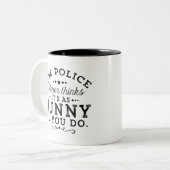 警察考えはお前と同じおもしろい... ツートーンマグカップ (正面左)