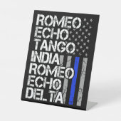 警察退職したの発音符号の細い青い線 台座サイン (正面)