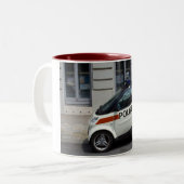 警察頭が切れる車 ツートーンマグカップ (正面左)