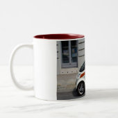 警察頭が切れる車 ツートーンマグカップ (左)