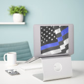 警察 シール (デスク上のノートパソコン)