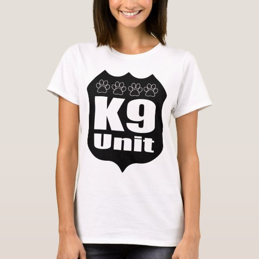 警察K9の単位の黒のバッジ犬の足 Tシャツ (正面)