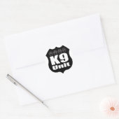 警察K9ユニットブラックバッジドッグポーズ ラウンドシール (封筒)