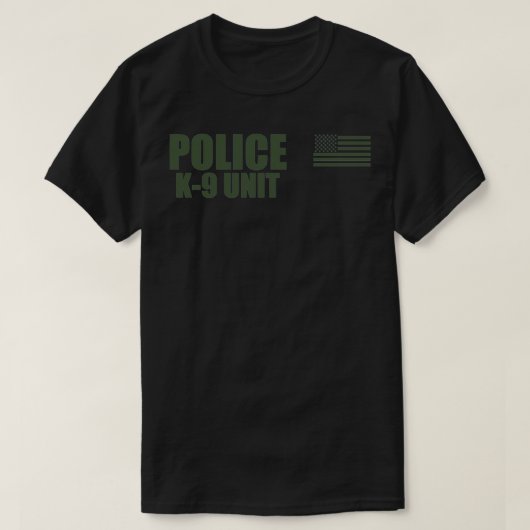 警察K9ユニットODグリーンフラグ Tシャツ (デザイン正面)