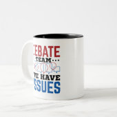 議論チーム私たちは問題を抱えておもしろいいる ツートーンマグカップ (正面左)