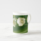 谷の白いユリ(Convallaria majalis) ボーンチャイナマグカップ (正面右)