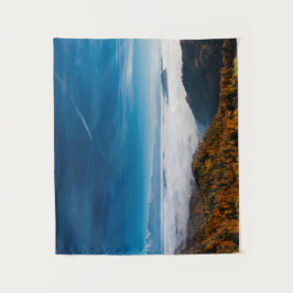 谷の秋の山と霧 タペストリー