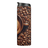 豆に囲まれた渦巻くコーヒー タンブラー (回転右)