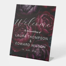豊かなワインのような色合いの花をフィーチャーしたボルドーの花嫁衣装デザイン
