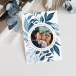 豊かな |水彩植物学ハヌカー写真 シーズンカード<br><div class="desc">ハヌカエレガントーのフォトカードは青いお気に入りの植物色の葉と小さな白い果実に囲まれた写真を備えている。「光と平和と愛カスタムを願う」と表示された休日の挨拶でパーソナライズし、写真を曲がったのまわりにあなたの名前。4つの画像を後ろに加え、年とともに。</div>