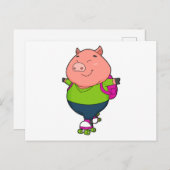 豚がローラースケートでインラインスケートをしている ポストカード (正面/裏面)