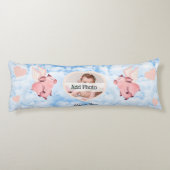 豚が空を飛ぶ飛んでいると、かわいい翼を持つブタ ボディピロー (裏面)