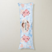 豚が空を飛ぶ飛んでいると、かわいい翼を持つブタ ボディピロー (正面縦)