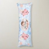 豚が空を飛ぶ飛んでいると、かわいい翼を持つブタ ボディピロー (裏面 (縦))