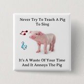 豚に声を出し教えても歌おうとしない 缶バッジ (正面)