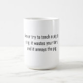 豚に声を掛け教えても歌おうとしない コーヒーマグカップ (中央)