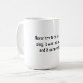 豚に声を掛け教えても歌おうとしない コーヒーマグカップ (正面左)