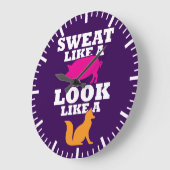 豚のように汗がキツネのように見える – 女性のトレーニング ラージ壁時計 (傾斜)