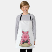 豚のトランプのポーカーとトランプのポーカーカード エプロン (着用した状態)