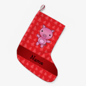 豚の赤パーソナライズされたいクリスマスツリーの名前 スモールクリスマスストッキング (正面 (吊り時))