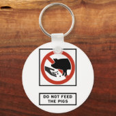 豚の食べ物を与え道の標識を避ける キーホルダー (正面)
