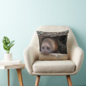 豚の鼻をフェンスから突き出素朴す クッション (椅子)